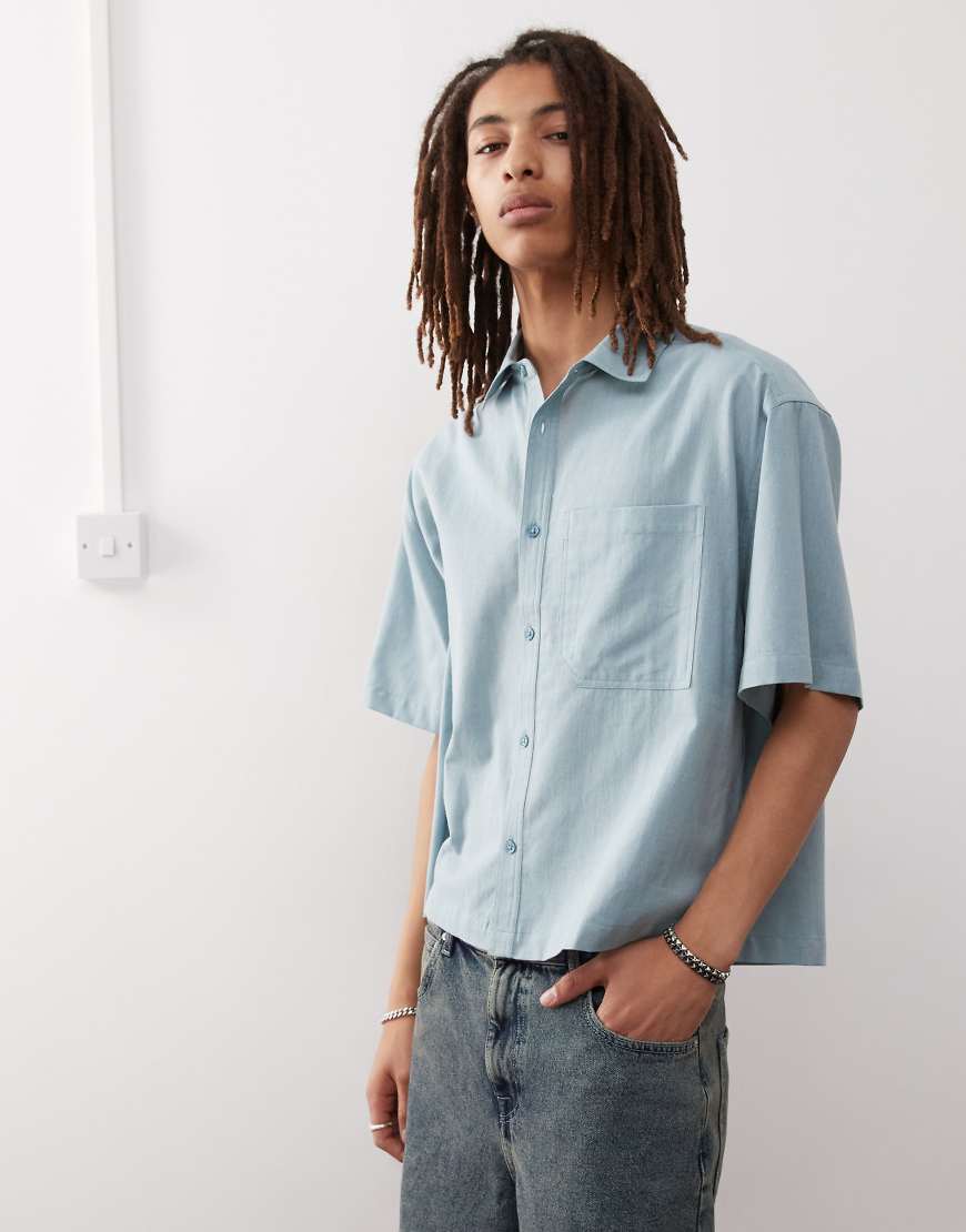 COLLUSION - Kastiges, kurzärmliges Hemd in staubblauer Leinenoptik von Collusion