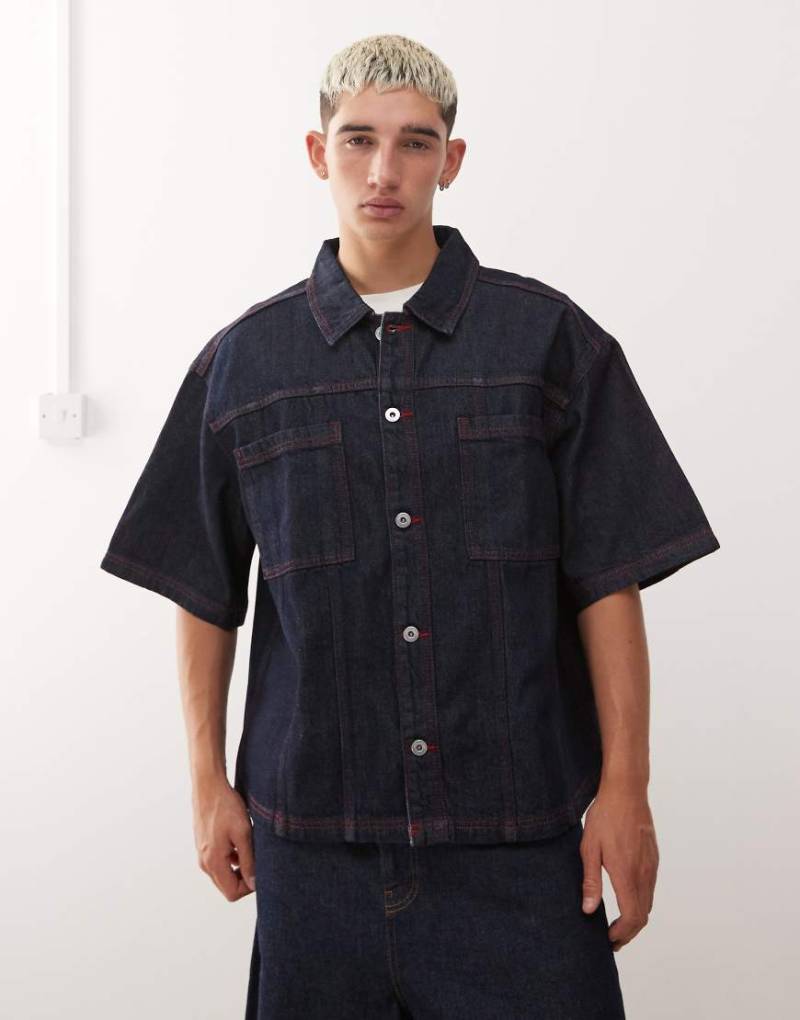 COLLUSION - Kastiges Oversize-Jeanshemd in Rinse-Waschung-Marineblau von Collusion