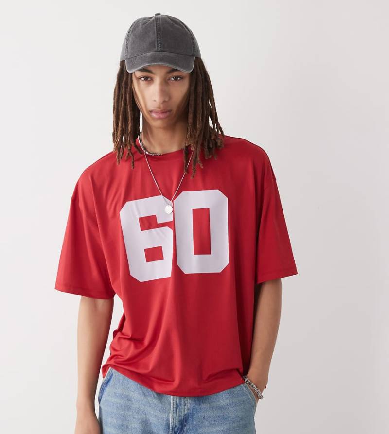 COLLUSION - Kastiges T-Shirt aus Sport-AIRTEX-Jersey in Rot mit Nummern-Print von Collusion