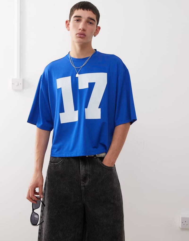 COLLUSION - Kastiges T-Shirt aus Sport-Airtex-Jersey in Blau mit Nummern-Print von Collusion