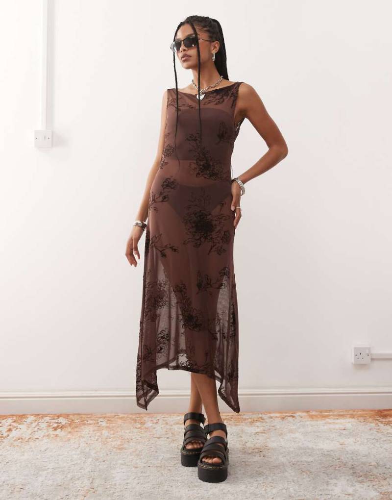 COLLUSION - Kleid aus beflocktem Netzstoff in Braun von Collusion
