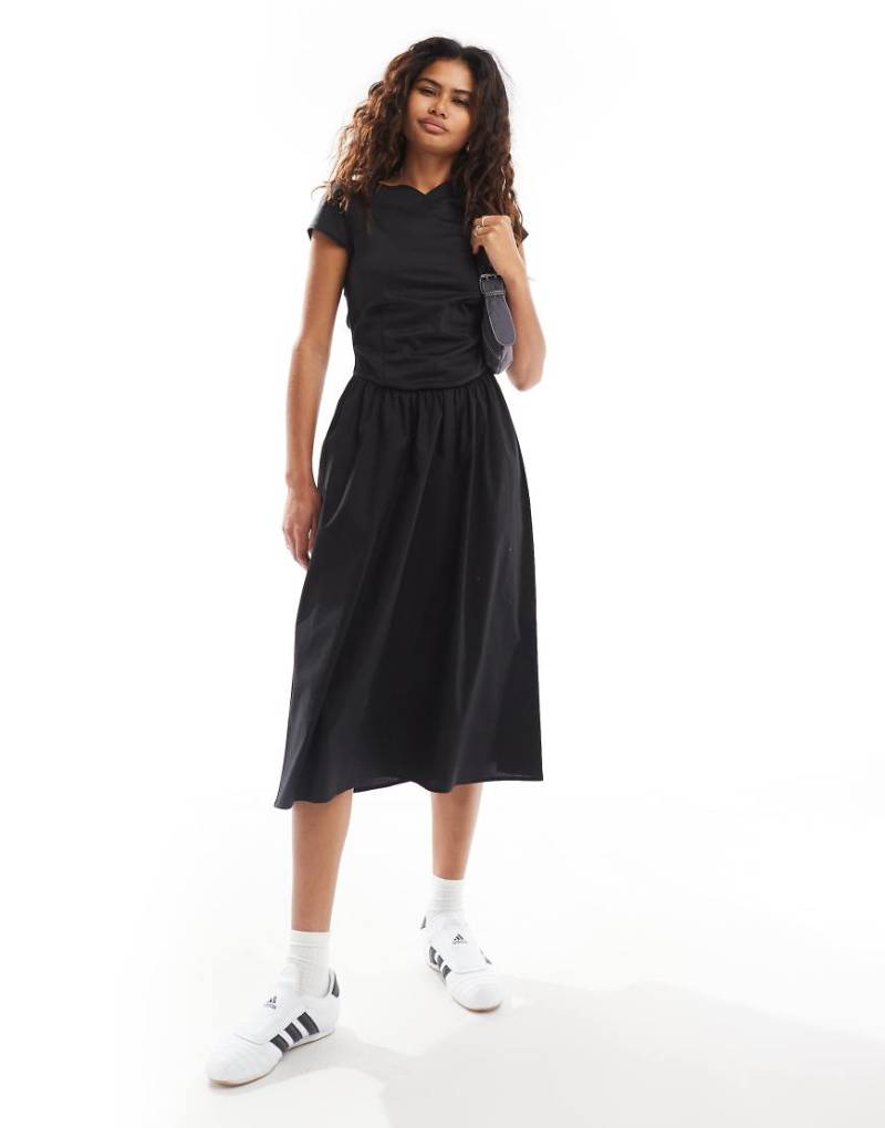 COLLUSION - Kleid in Braun mit V-Ausschnitt und abfallender Taille von Collusion