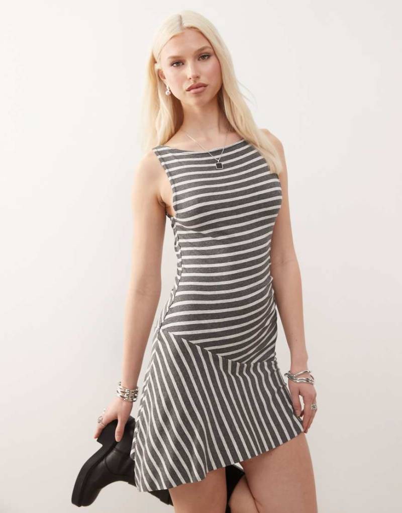 COLLUSION - Kleid in Grau gestreift mit U-Boot-Ausschnitt und tiefer Taille-Bunt von Collusion