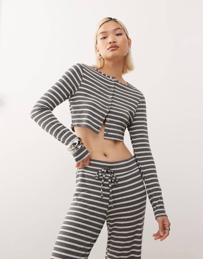 COLLUSION - Knapp geschnittene Cropped-Strickjacke in Grau mit Streifen, Kombiteil-Bunt von Collusion