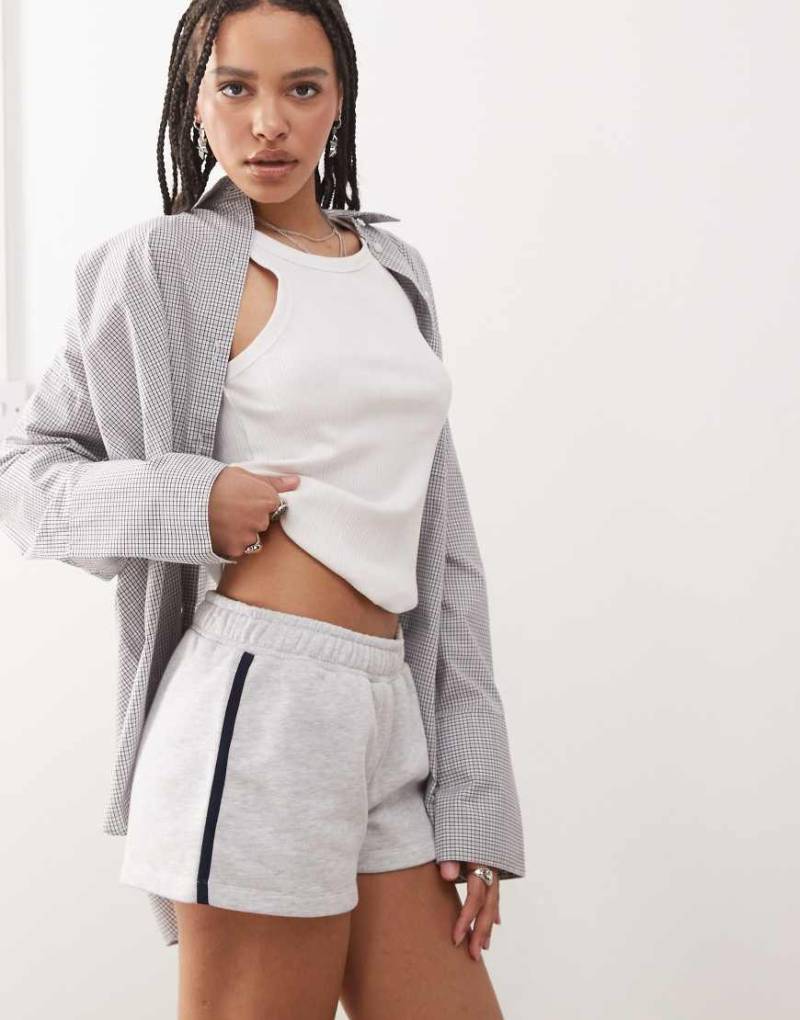 COLLUSION - Knapp geschnittene Shorts mit Streifen und niedrigem Bund-Grau von Collusion