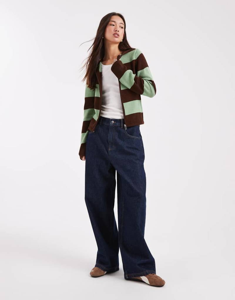 COLLUSION - Knapp geschnittener Kapuzenpullover aus Strick mit Streifen in Mintgrün und Schokobraun-Brown von Collusion