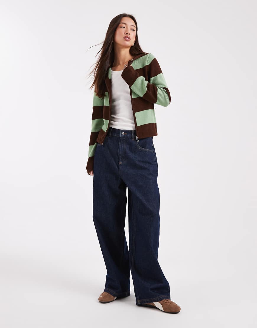 COLLUSION - Knapp geschnittener Kapuzenpullover aus Strick mit Streifen in Mintgrün und Schokobraun-Brown von Collusion