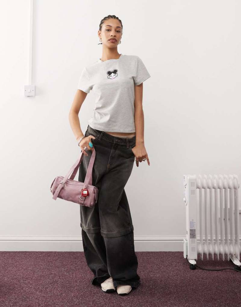 COLLUSION - Knapp geschnittenes T-Shirt in Grau mit Kaugummi-Mädchen-Print von Collusion