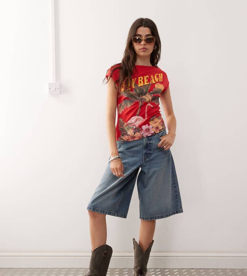 COLLUSION - Knapp geschnittenes T-Shirt in Rot mit „Bay Beach"-Print von Collusion