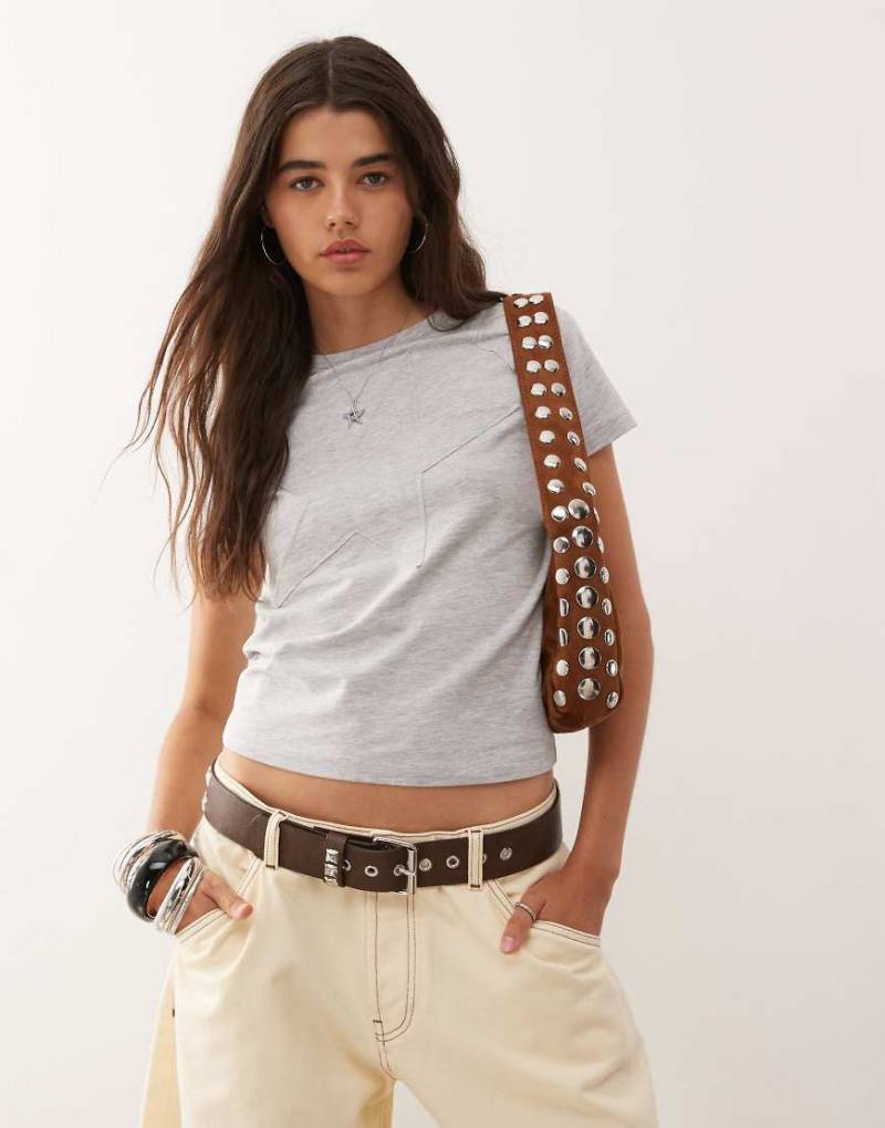 COLLUSION - Knappes T-Shirt mit offenen Nähten und Stern-Applikation-Grau von Collusion