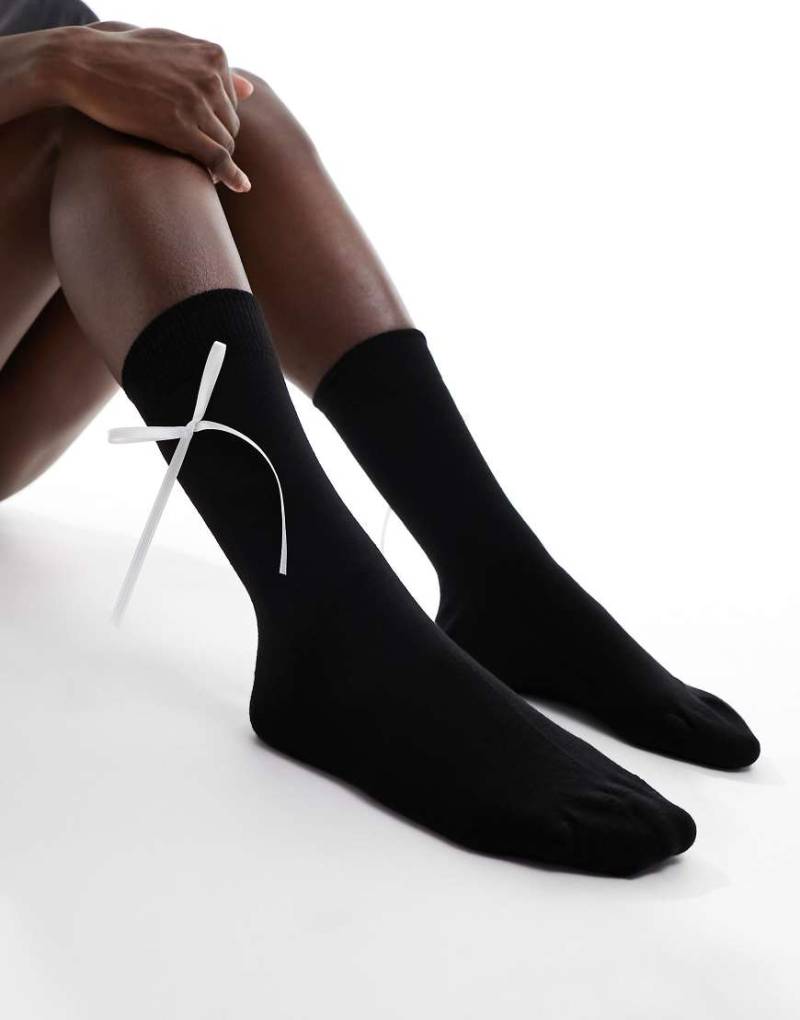 COLLUSION - Knöchelhohe Socken in Schwarz mit farblich abgesetztem Schleifendetail von Collusion