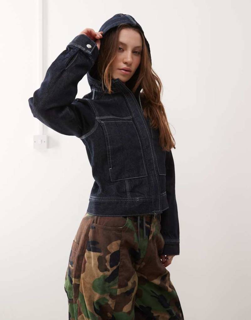 COLLUSION - Körperbetonte Jeansjacke in Rinse-Waschung mit Kapuze-Blau von Collusion