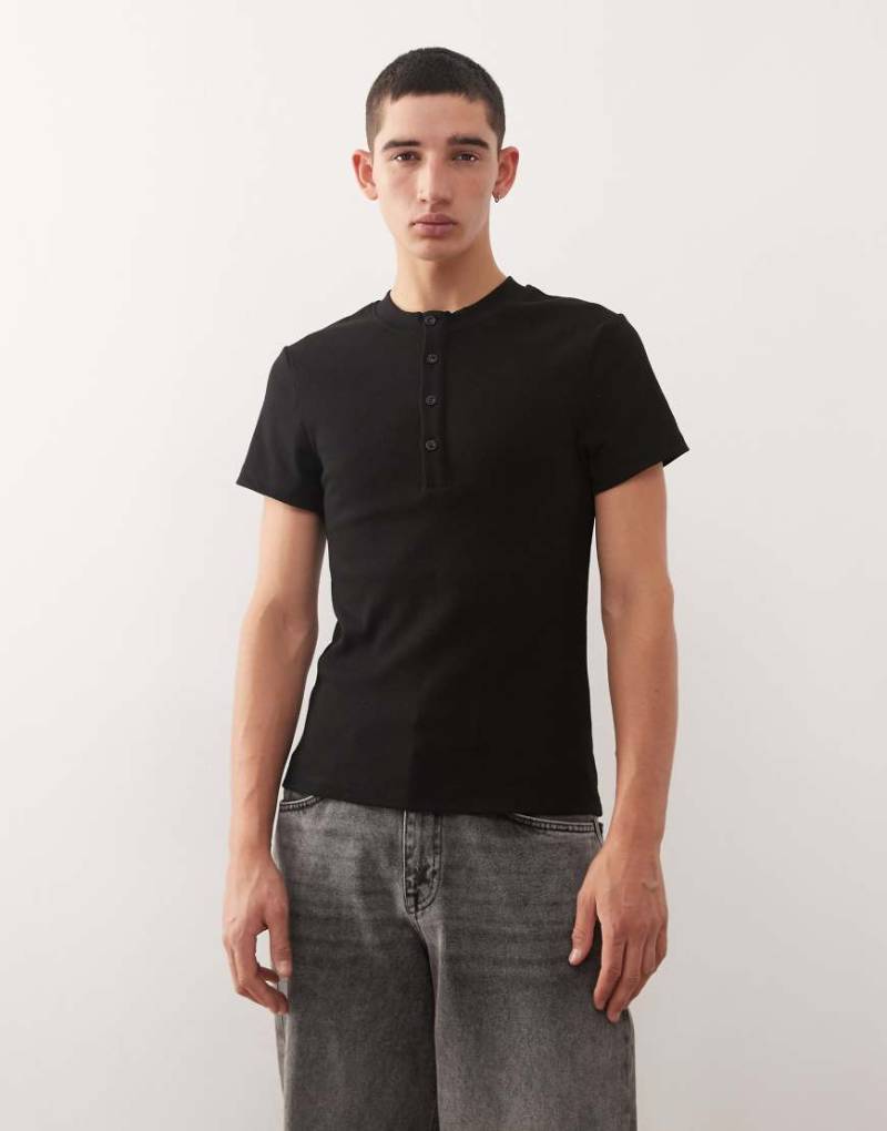 COLLUSION - Körperbetontes, geripptes Henley-T-Shirt in Schwarz-Neutral von Collusion