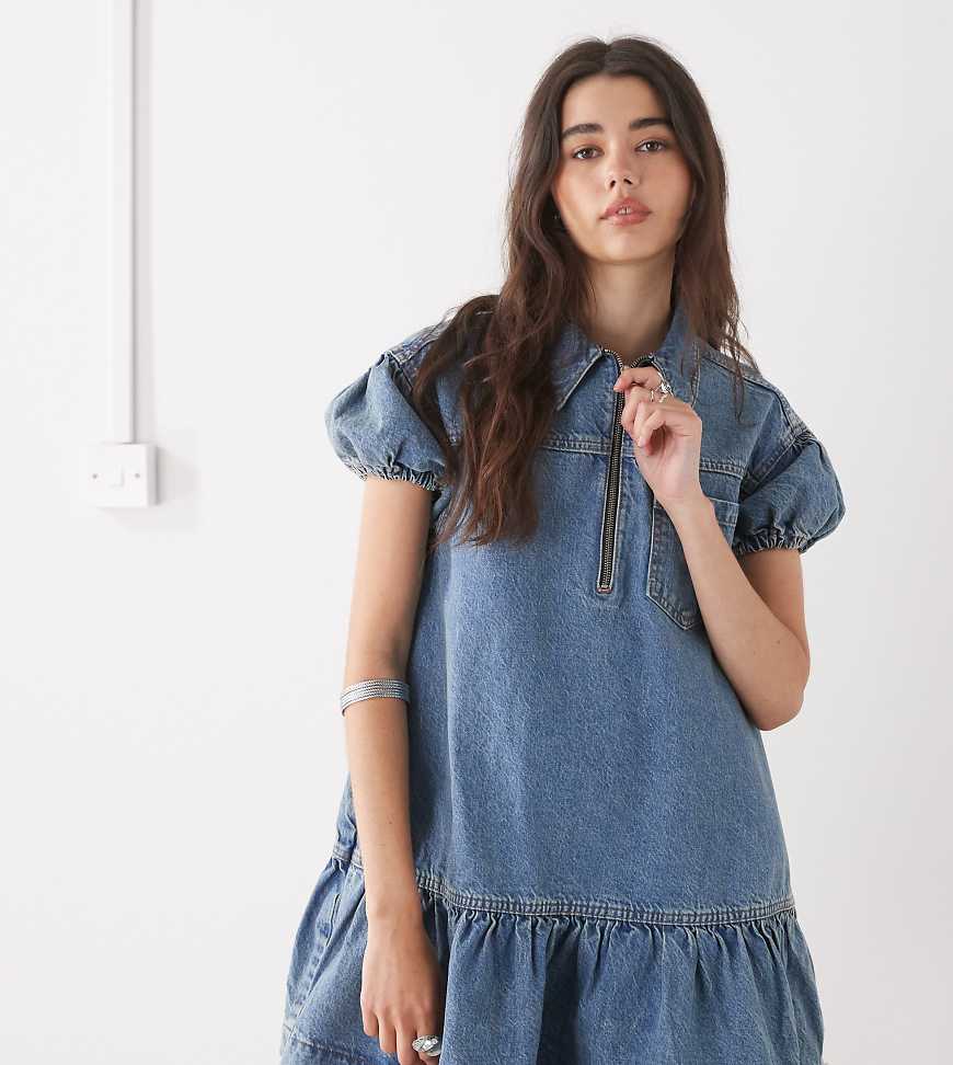 COLLUSION - Kurzärmlies, gesmoktes Denimkleid in Mittelblau-Neutral COLLUSION - Kurzärmlies, gesmoktes Denimkleid in Mittelblau-Neutral von Collusion