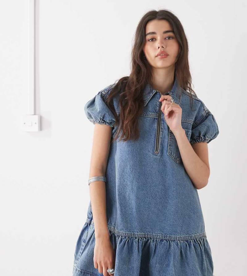 COLLUSION - Kurzärmlies, gesmoktes Denimkleid in Mittelblau-Neutral von Collusion