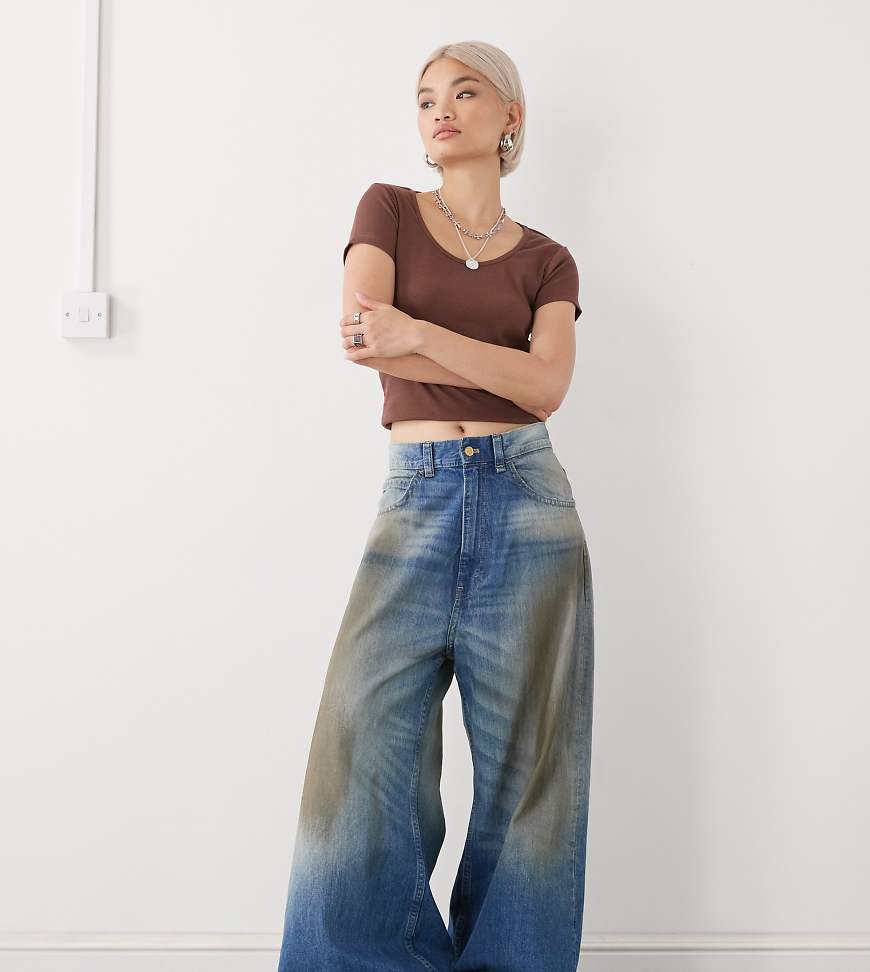 COLLUSION - Kurzärmliges, geripptes Oberteil in Schokobraun mit U-Ausschnitt-Schwarz von Collusion