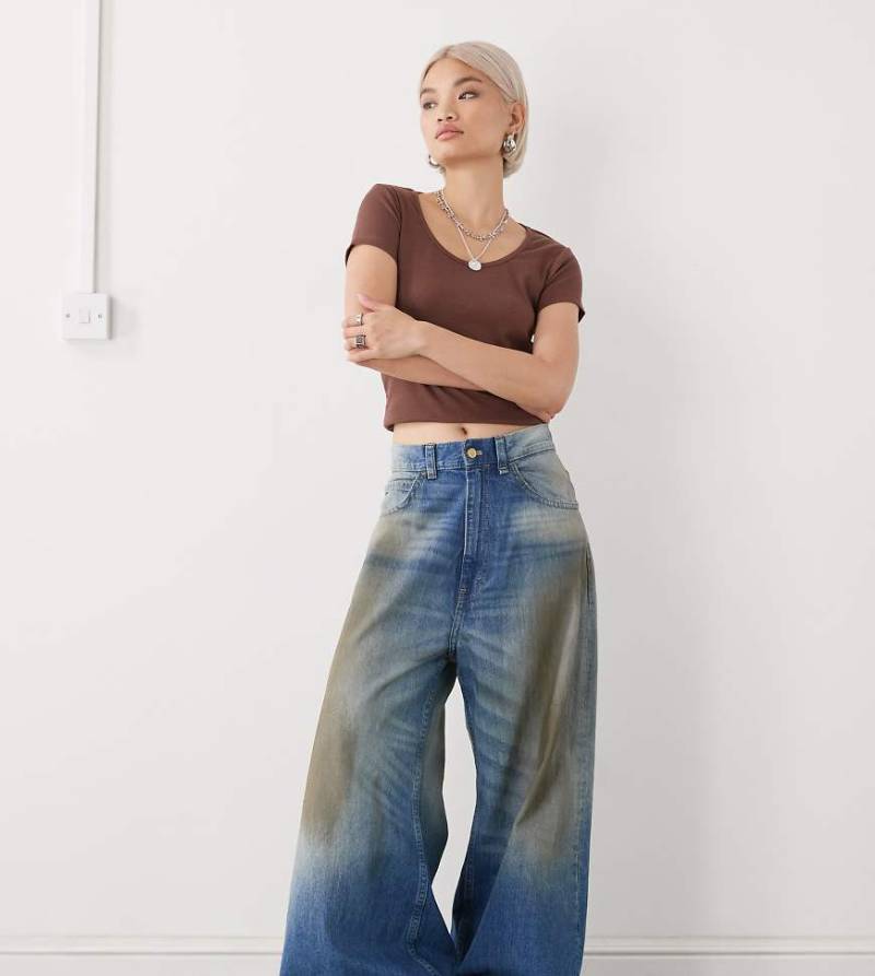 COLLUSION - Kurzärmliges, geripptes Oberteil in Schokobraun mit U-Ausschnitt-Schwarz von Collusion