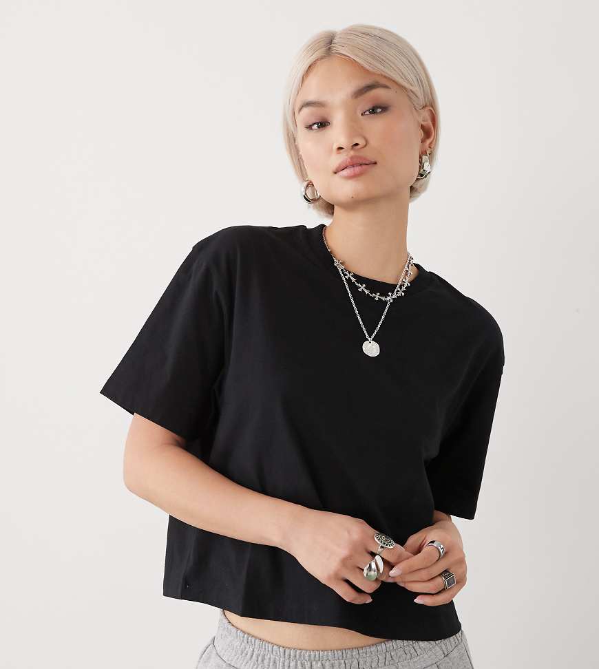 COLLUSION - Kurzärmliges, kastenförmiges T-Shirt in Schwarz COLLUSION - Kurzärmliges, kastenförmiges T-Shirt in Schwarz von Collusion