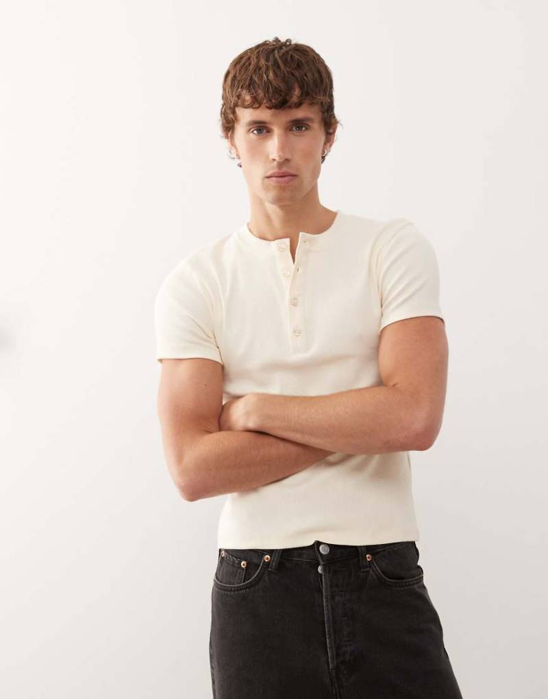 COLLUSION - Kurzärmliges, körperbetontes und geripptes Henley-T-Shirt in Steinbeige-Neutral von Collusion