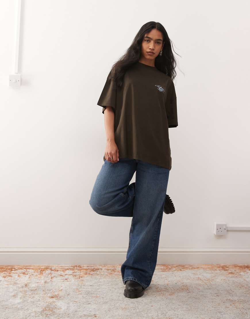 COLLUSION - Kurzärmliges T-Shirt in Schokobraun mit Print auf der Rückseite-Brown von Collusion