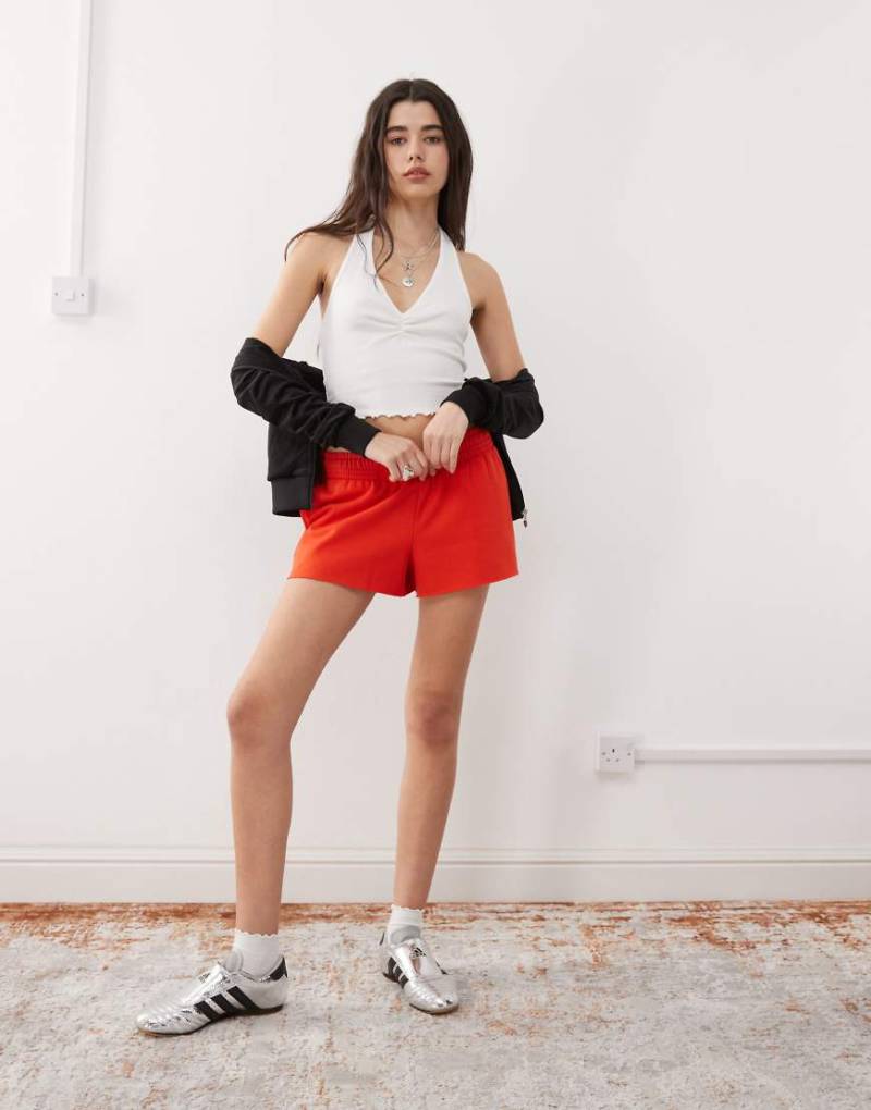 COLLUSION - Kurze Jogging-Shorts in Rot von Collusion