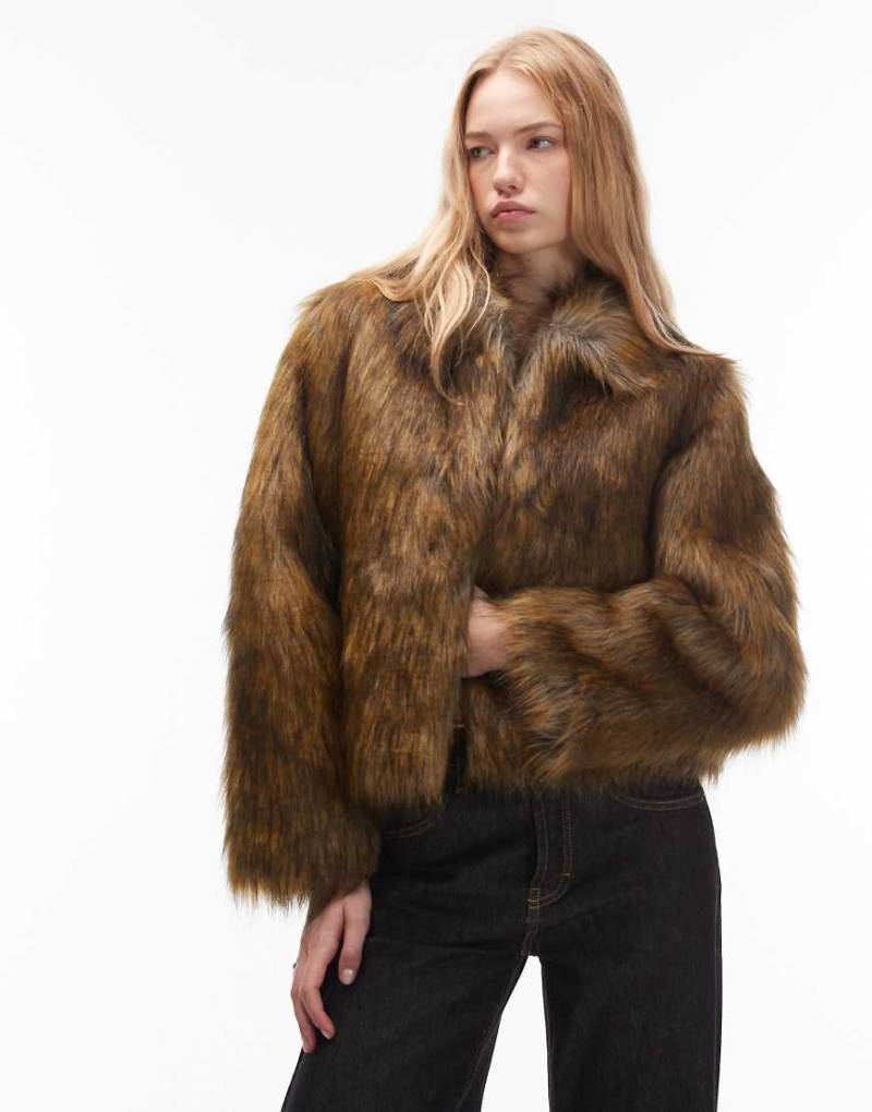 COLLUSION - Kurze Kunstpelz-Jacke in Braun mit Zierstreifen-Brown COLLUSION - Kurze Kunstpelz-Jacke in Braun mit Zierstreifen-Brown von Collusion