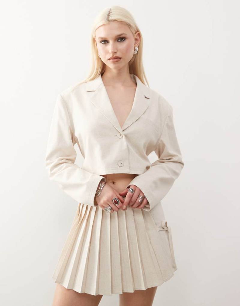 COLLUSION - Kurzer Blazer aus Webstoff in Steinbeige mit Bindedetail am Rücken-Neutral von Collusion