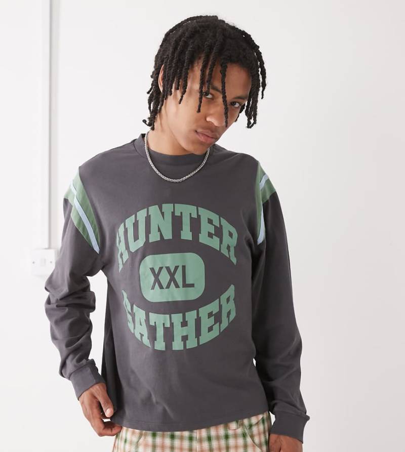 COLLUSION - Langärmliges T-Shirt in lockerer Passform in Anthrazit mit Print-Schwarz von Collusion