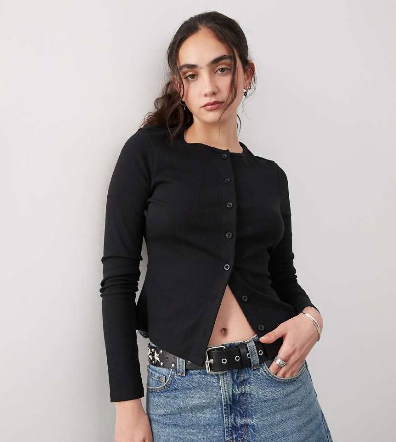 COLLUSION - Langärmlige Pointelle-Strickjacke in Schwarz von Collusion