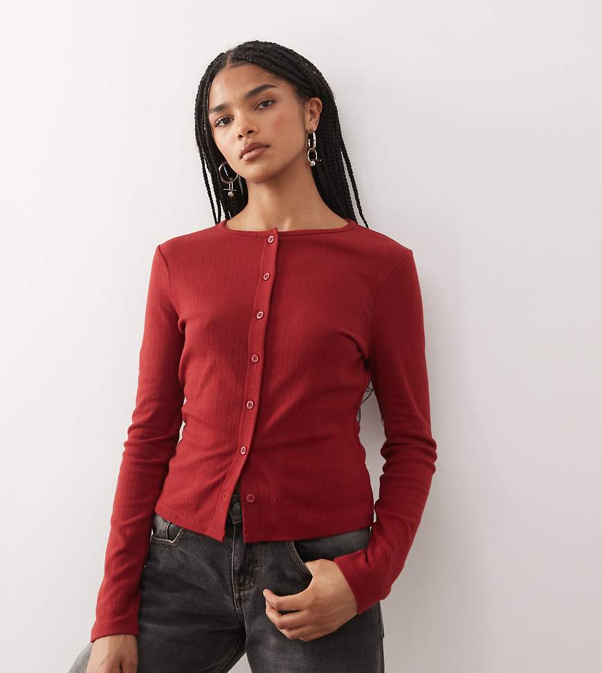 COLLUSION - Langärmlige Pointelle-Strickjacke in dunklem Kirschrot von Collusion