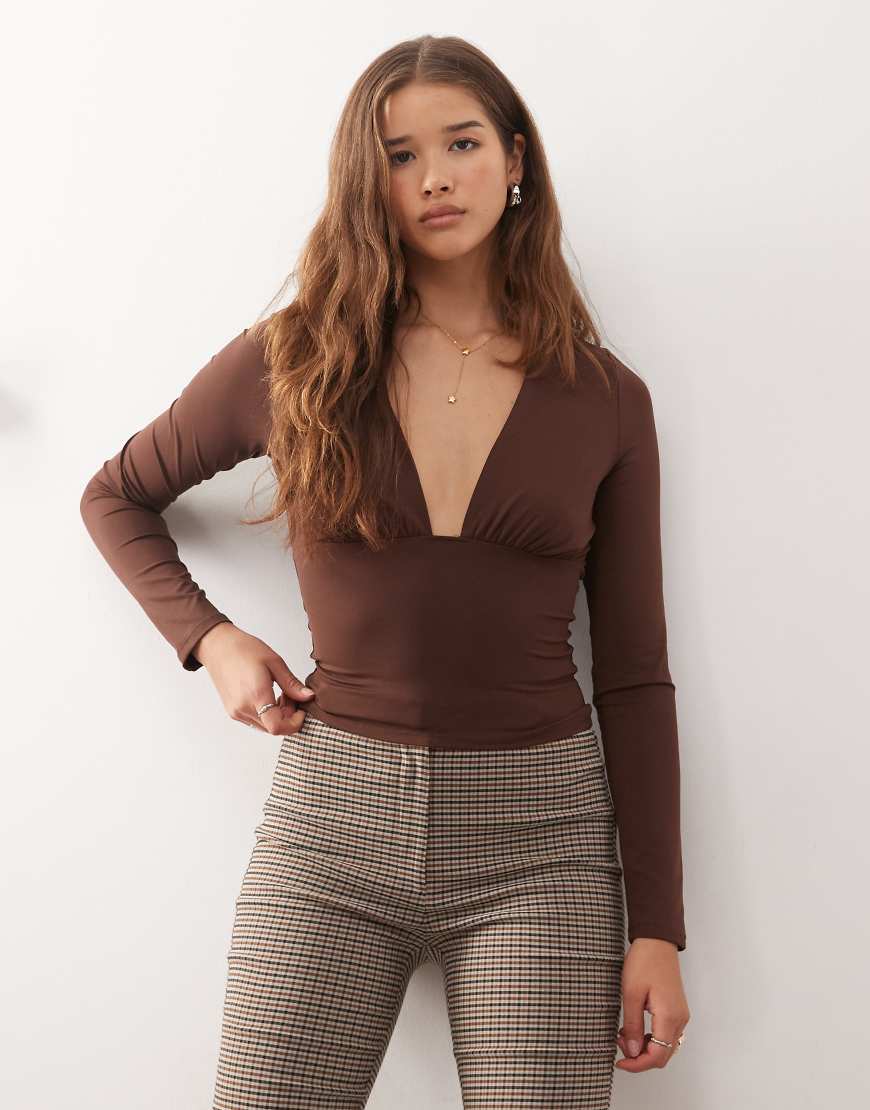 COLLUSION - Langärmliges, figurbetontes Oberteil in Schokobraun mit tiefem V-Ausschnitt-Brown von Collusion