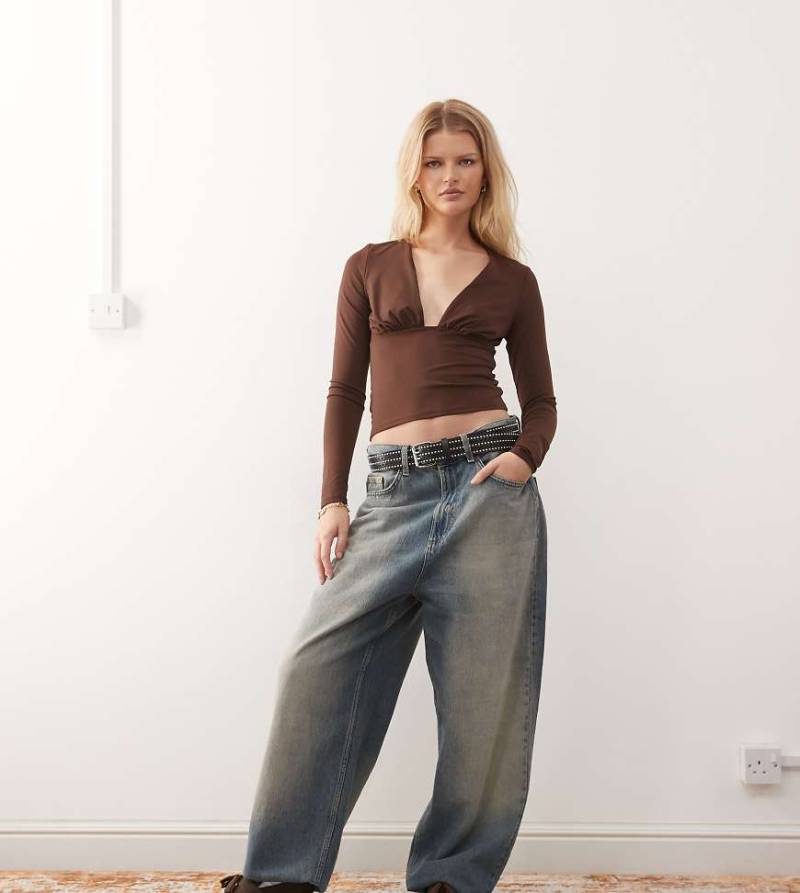 COLLUSION - Langärmliges, figurbetontes Oberteil in Schokobraun mit tiefem V-Ausschnitt-Brown von Collusion