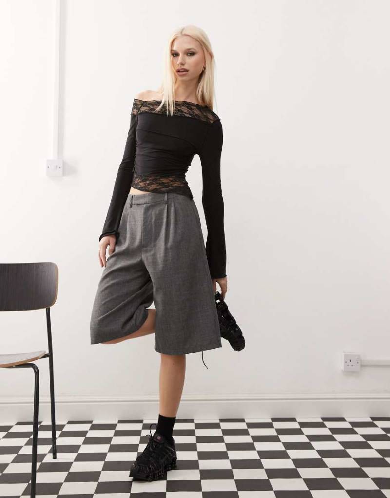 COLLUSION - Langärmliges, figurbetontes Oberteil in Schwarz mit gespleißtem Design von Collusion