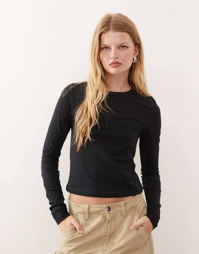 COLLUSION - Langärmliges, figurbetontes T-Shirt in Schwarz von Collusion