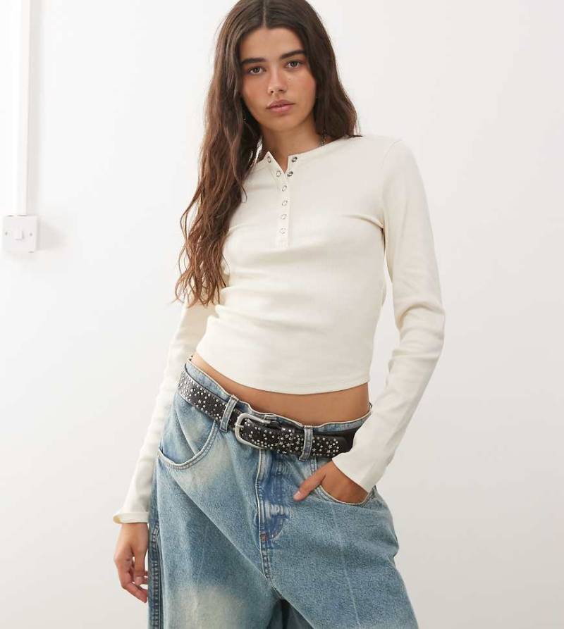 COLLUSION - Langärmliges, geripptes Henley-Oberteil in Ecru-Schwarz von Collusion