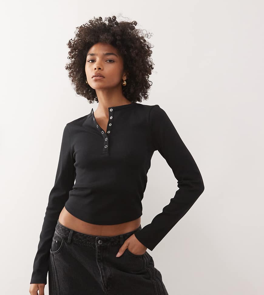 COLLUSION - Langärmliges, geripptes Henley-Oberteil in Schwarz von Collusion