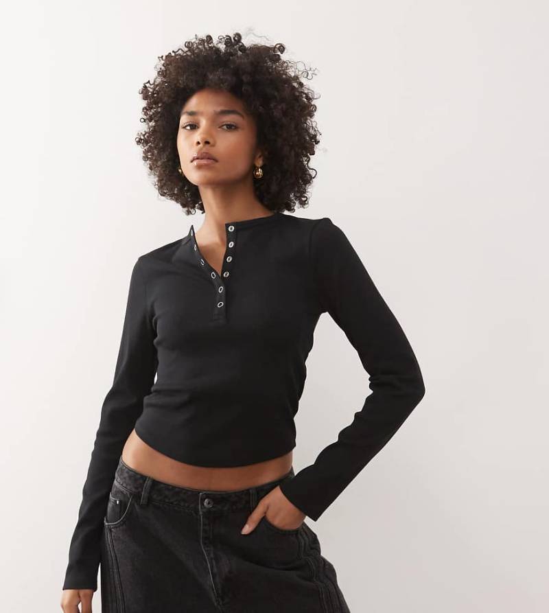 COLLUSION - Langärmliges, geripptes Henley-Oberteil in Schwarz von Collusion