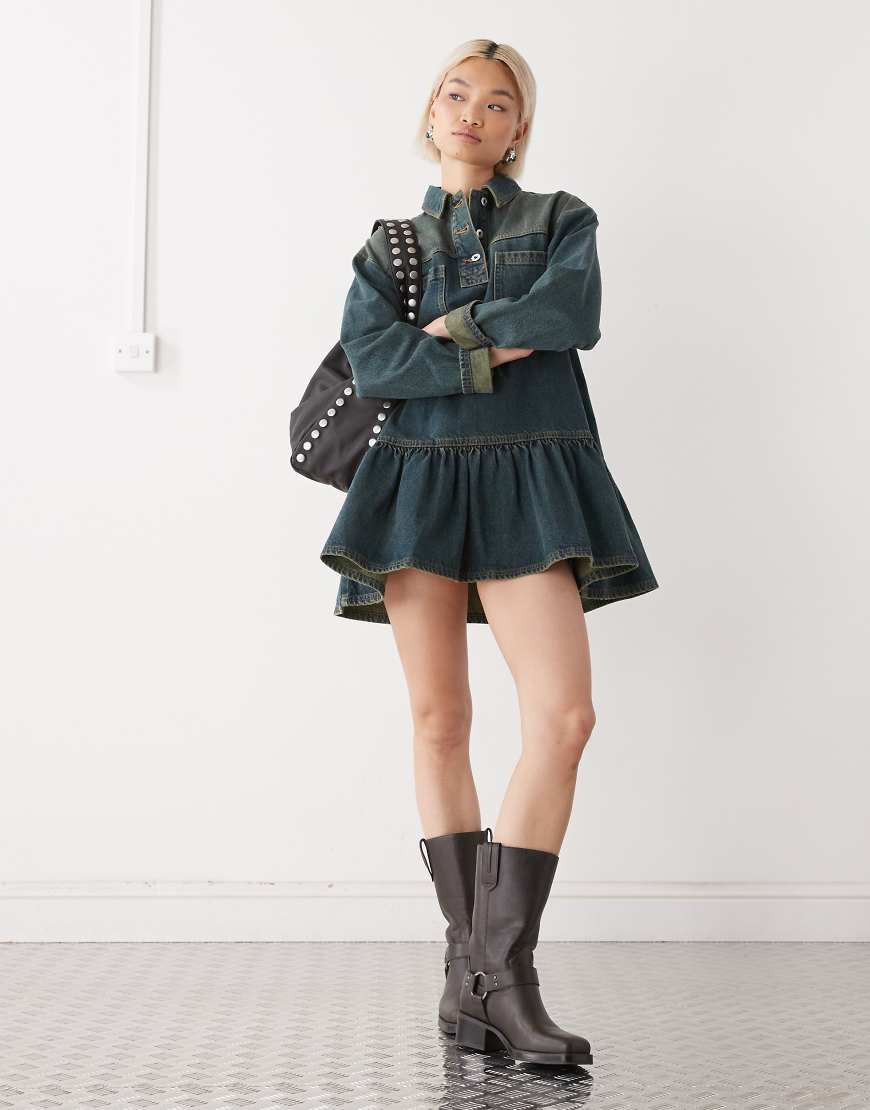 COLLUSION - Langärmliges, gesmoktes Jeanskleid in verwaschenem Grün-Blau von Collusion