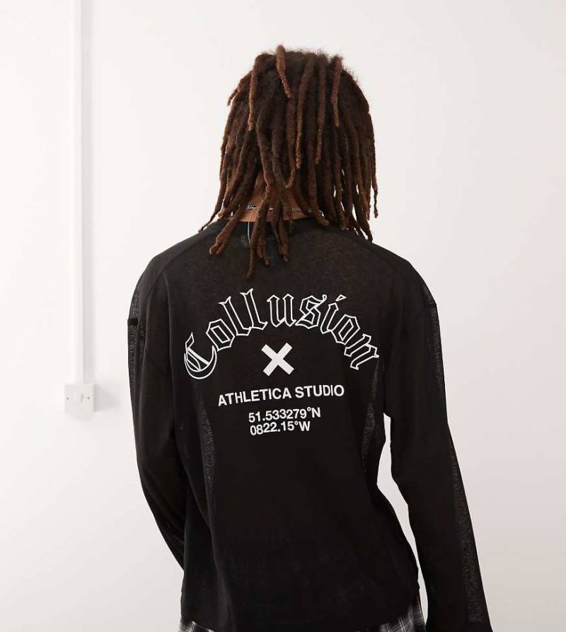 COLLUSION - Langärmliges, transparentes Shirt in strukturiertem Schwarz mit Print und kastigem Skater-Schnitt COLLUSION - Langärmliges, transparentes Shirt in strukturiertem Schwarz mit Print und kastigem Skater-Schnitt von Collusion