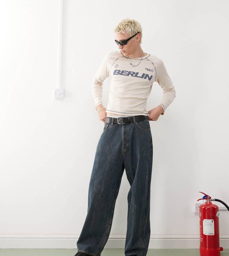 COLLUSION - Langärmliges Fußball-T-Shirt in eingelaufener Optik mit Berlin-Grafik-Weiß von Collusion