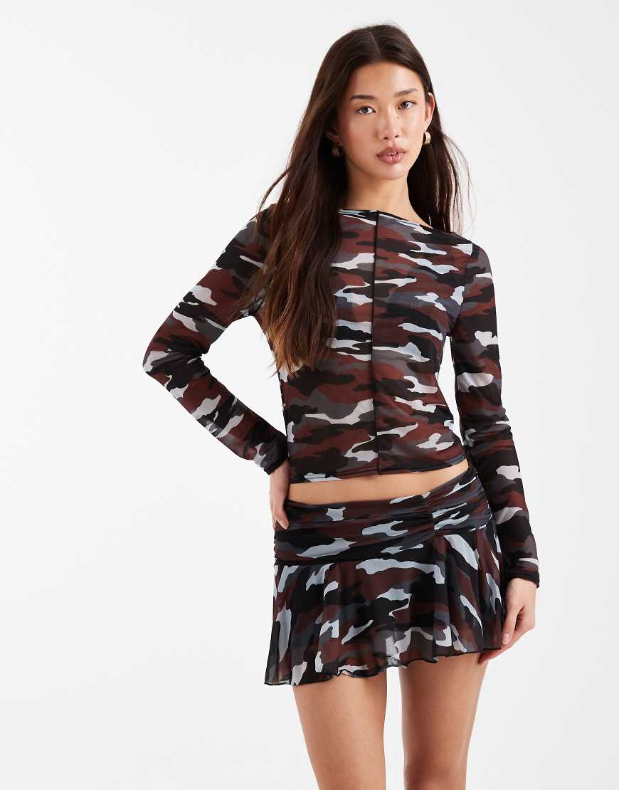 COLLUSION - Langärmliges Oberteil aus Netzstoff in Rot mit U-Boot-Ausschnitt und Military-Muster-Bunt von Collusion