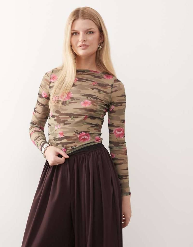 COLLUSION - Langärmliges Oberteil mit Rosen-Military-Muster-Bunt von Collusion