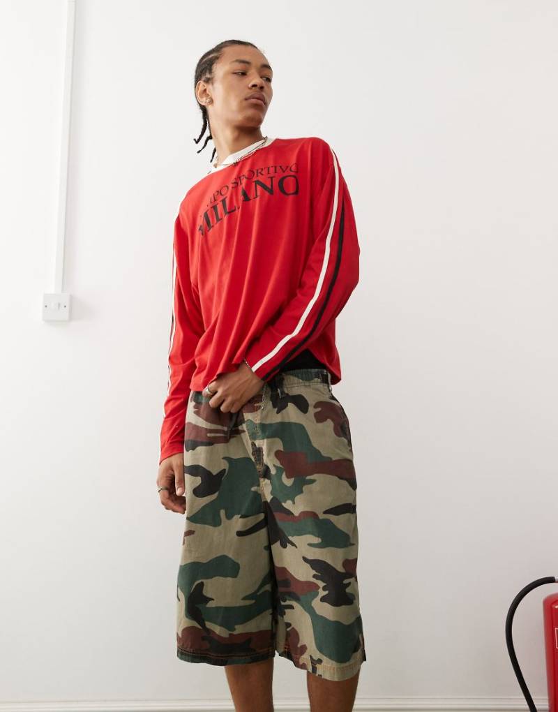 COLLUSION - Langärmliges Ringer-T-Shirt im Retro-Look mit „Milano"-Print-Rot von Collusion
