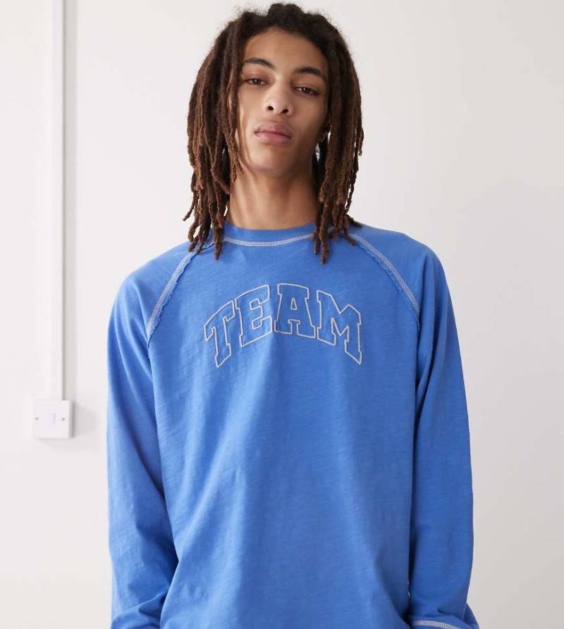 COLLUSION - Langärmliges Shirt in Blau mit College-Print von Collusion