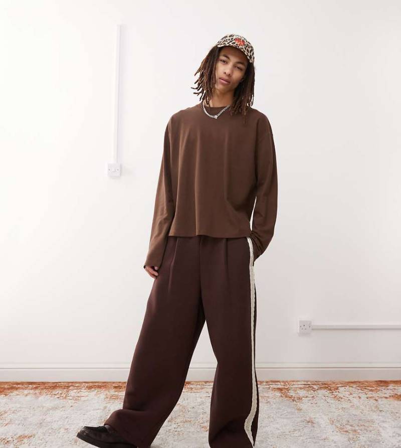 COLLUSION - Langärmliges Shirt in Braun von Collusion