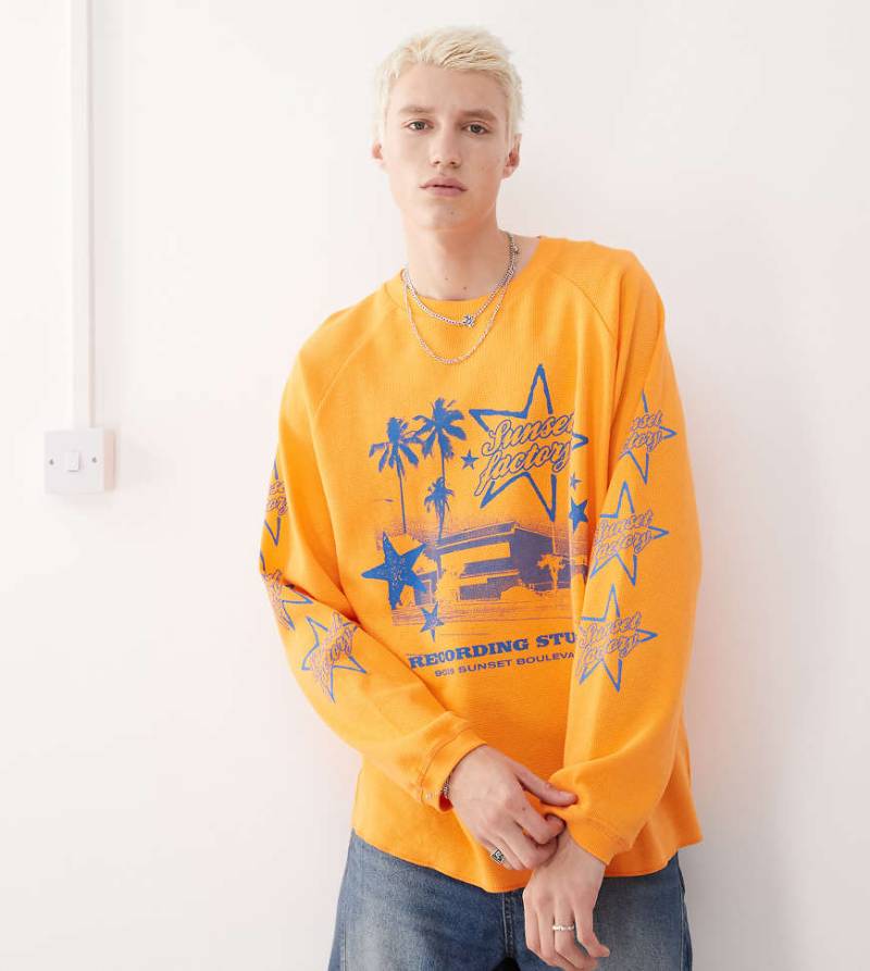 COLLUSION - Langärmliges Skater-Shirt in Orange mit blauem Print von Collusion