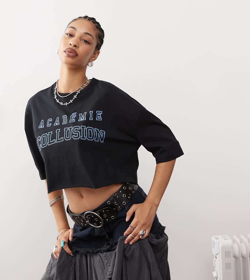 COLLUSION - Langärmliges Shirt mit kurzem, kastigem Schnitt und College-Logo-Schwarz von Collusion