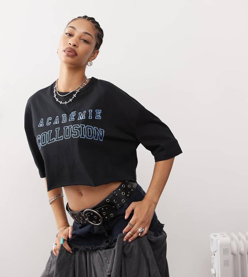 COLLUSION - Langärmliges Shirt mit kurzem, kastigem Schnitt und College-Logo-Schwarz von Collusion