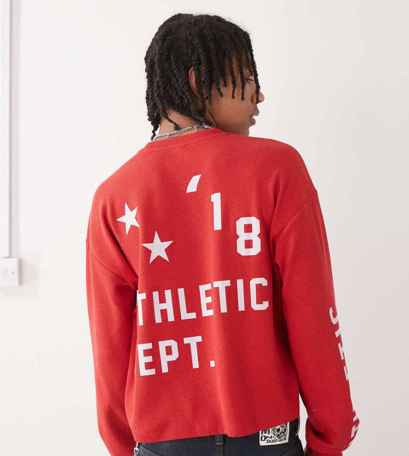 COLLUSION - Langärmliges Skater Fit Shirt in Rot mit Athletic-Print von Collusion