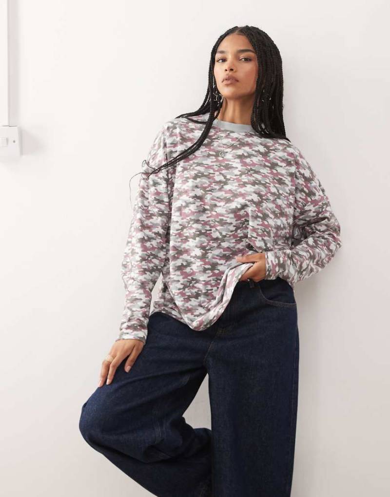 COLLUSION - Langärmliges T-Shirt mit rotem Military-Muster-Bunt von Collusion